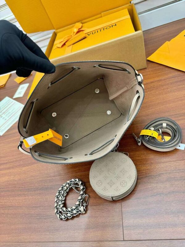 LV M57201 One shoulder bucket bag