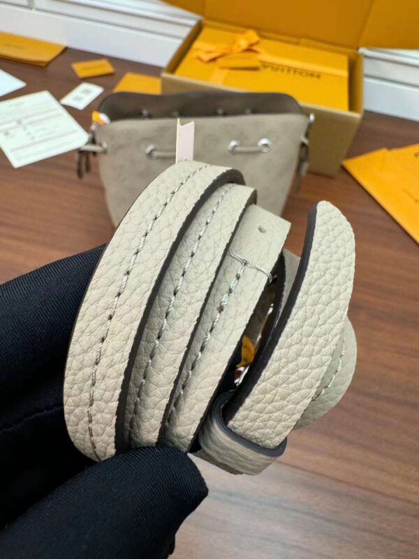 LV M57201 One shoulder bucket bag