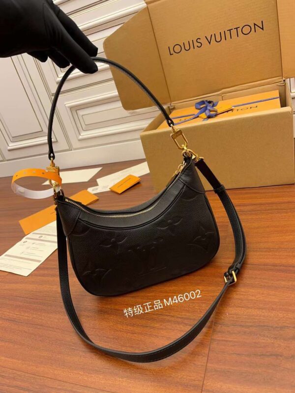 LV M46002 One shoulder underarm bag