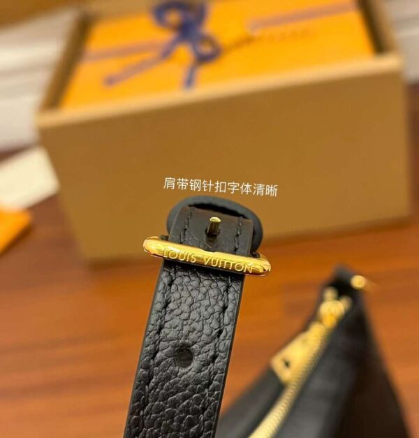 LV M46002 One shoulder underarm bag