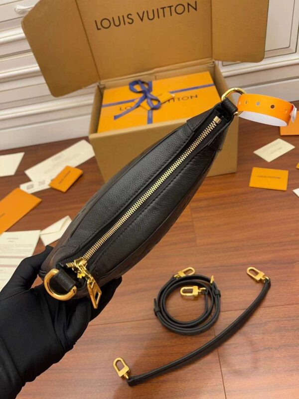 LV M46002 One shoulder underarm bag