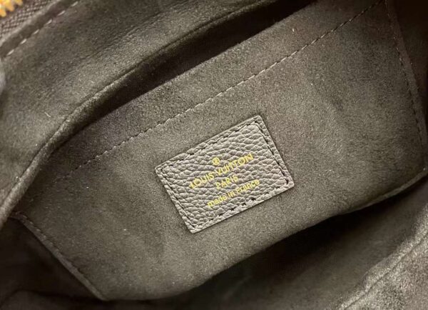 LV M46002 One shoulder underarm bag