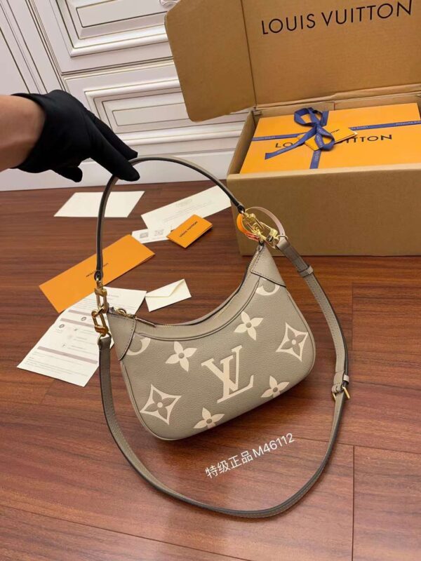 LV M46112 One shoulder underarm bag
