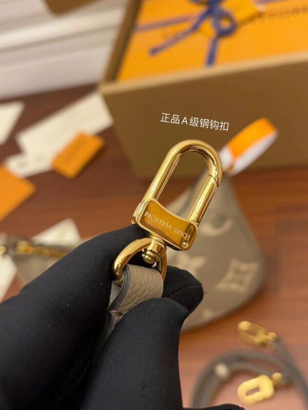 LV M46112 One shoulder underarm bag