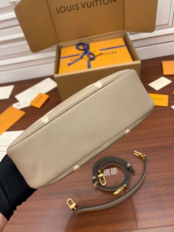 LV M46112 One shoulder underarm bag