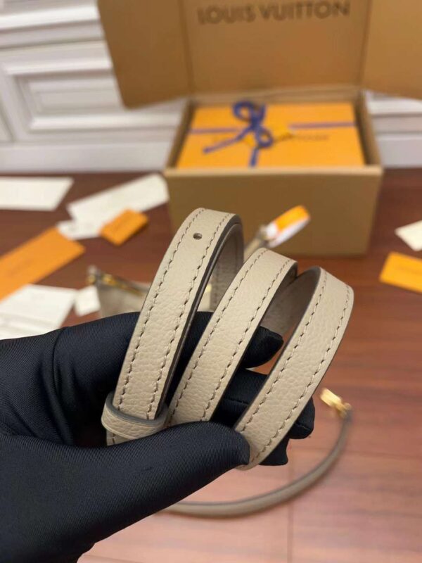 LV M46112 One shoulder underarm bag