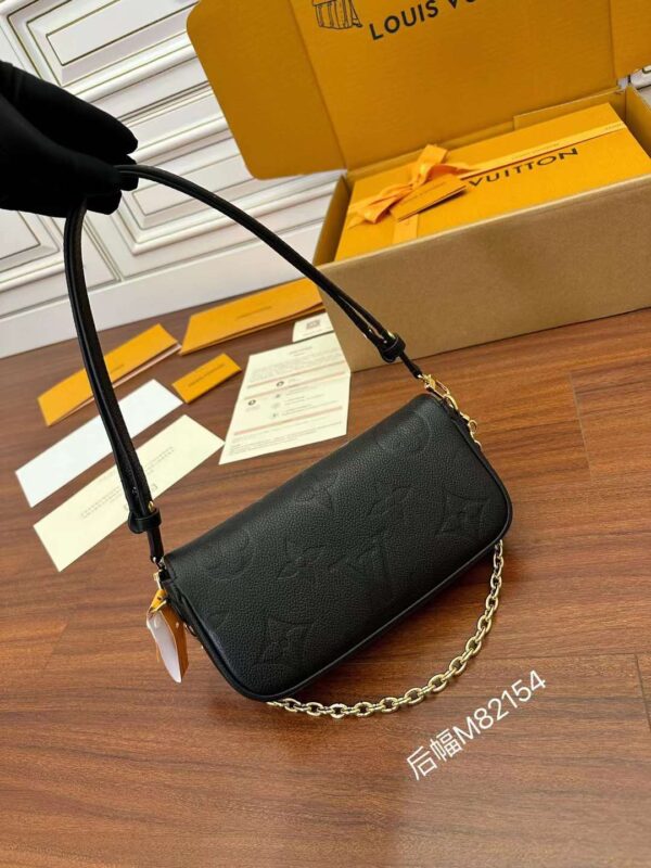 LV  M82154 Wallet on Chain Ivy