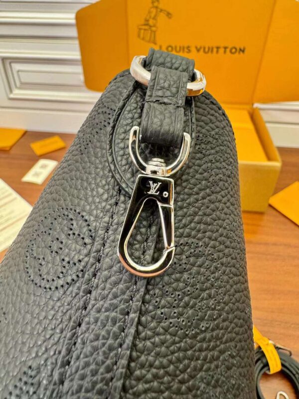 L V M21848 Cowhide shopping bag