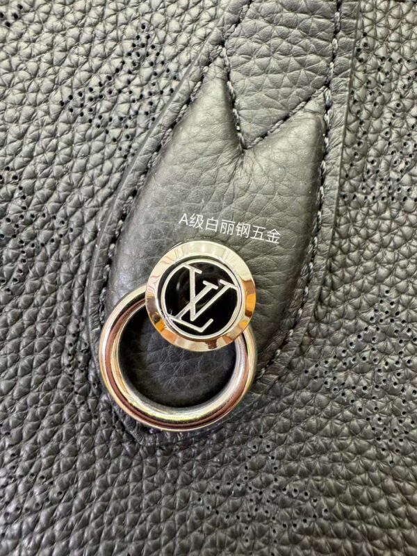 L V M21848 Cowhide shopping bag