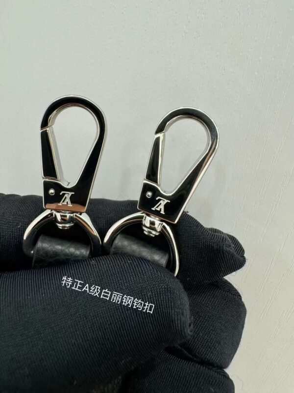 L V M21848 Cowhide shopping bag