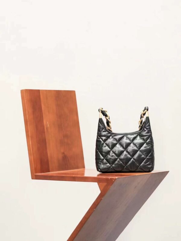 CHANEL 24A  Wandering underarm bag