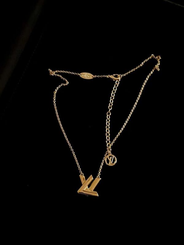 LV  CIRCLE necklace
