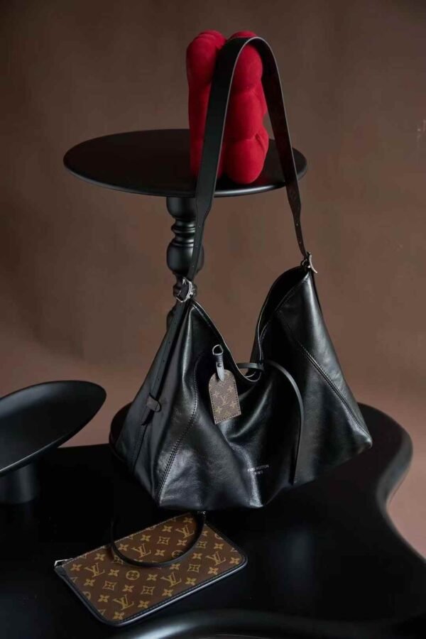 LV CARRYALL DARK MM BAG M25143