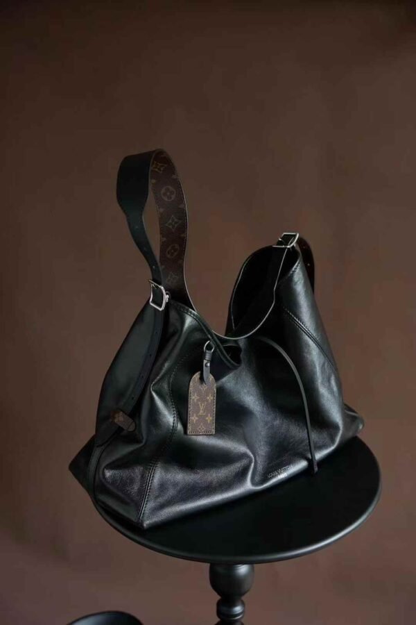 LV CARRYALL DARK MM BAG M25143