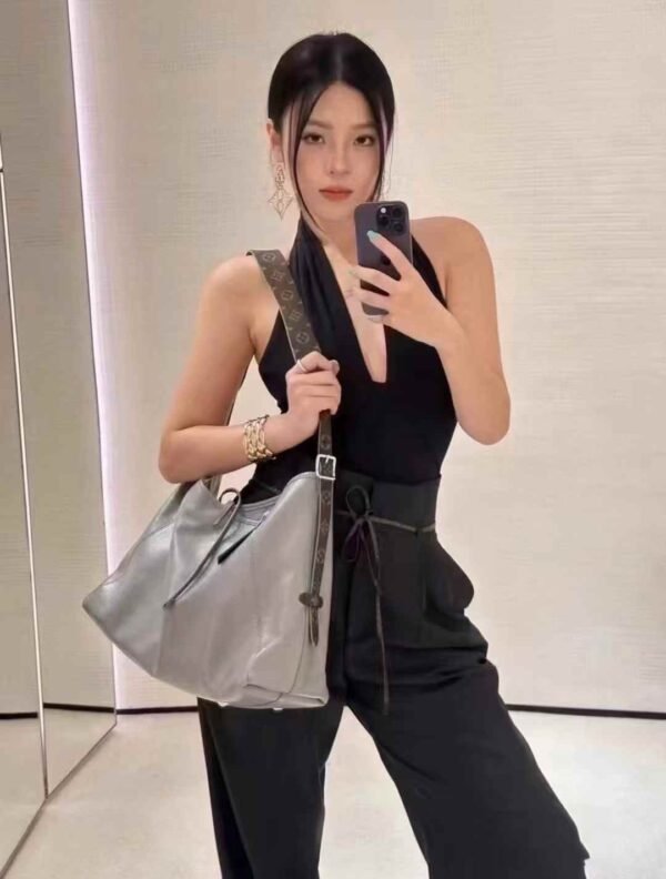 LOUIS VUITTON CarryAll Vibe MM Bag M12583