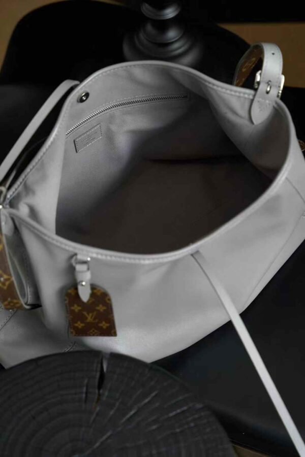 LOUIS VUITTON CarryAll Vibe MM Bag M12583