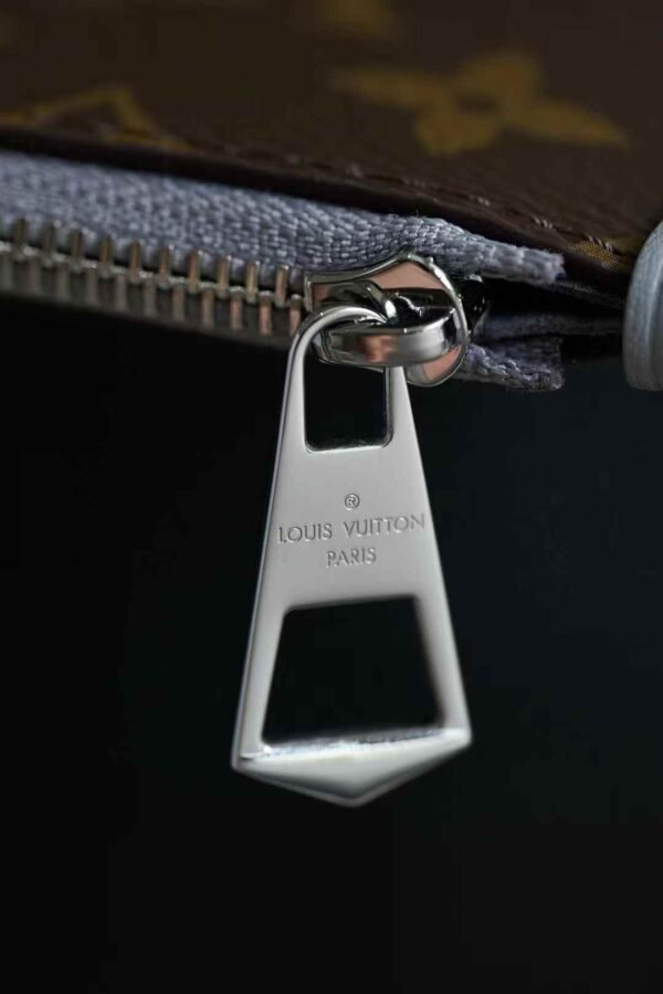 LOUIS VUITTON CarryAll Vibe MM Bag M12583