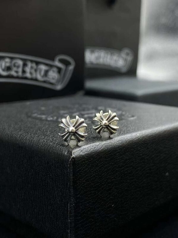 Chrome hearts Crocker heart short cross stud earrings