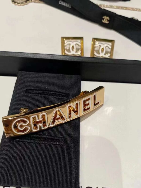 CHANEL hair clip
