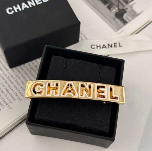 CHANEL hair clip
