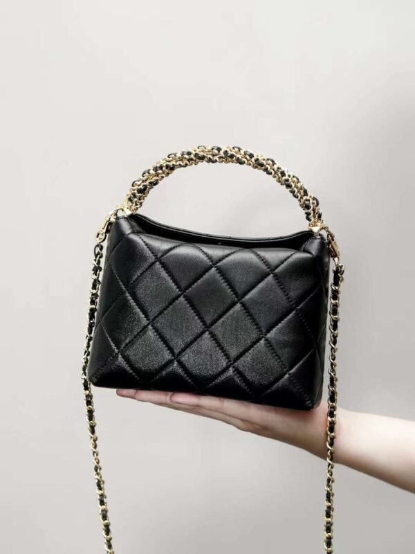 CHANEL POCHETTE AVEC CHAINE