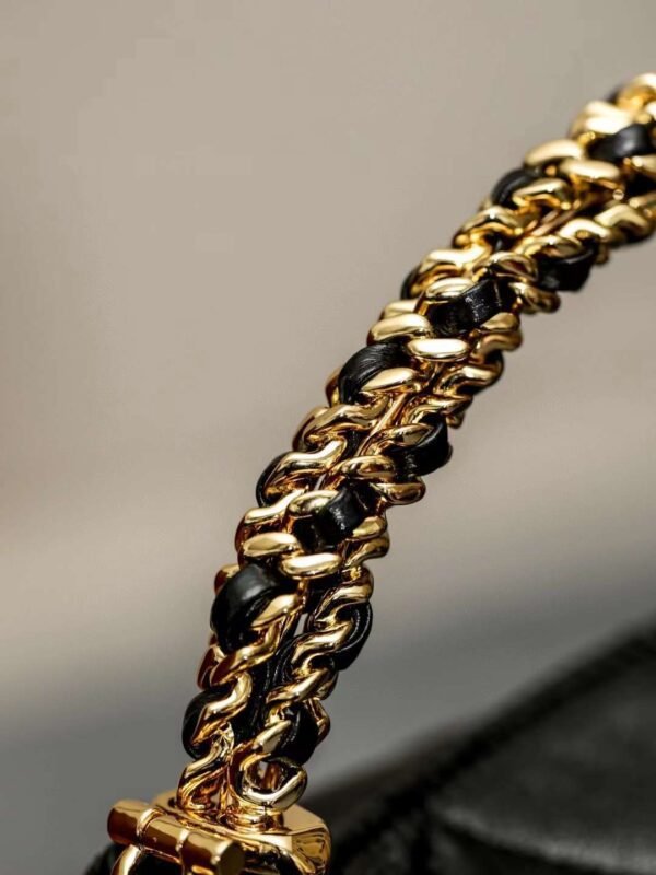 CHANEL POCHETTE AVEC CHAINE