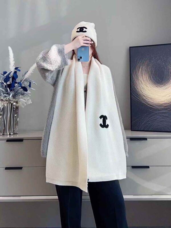 CHANEL Scarf & Cold Hat