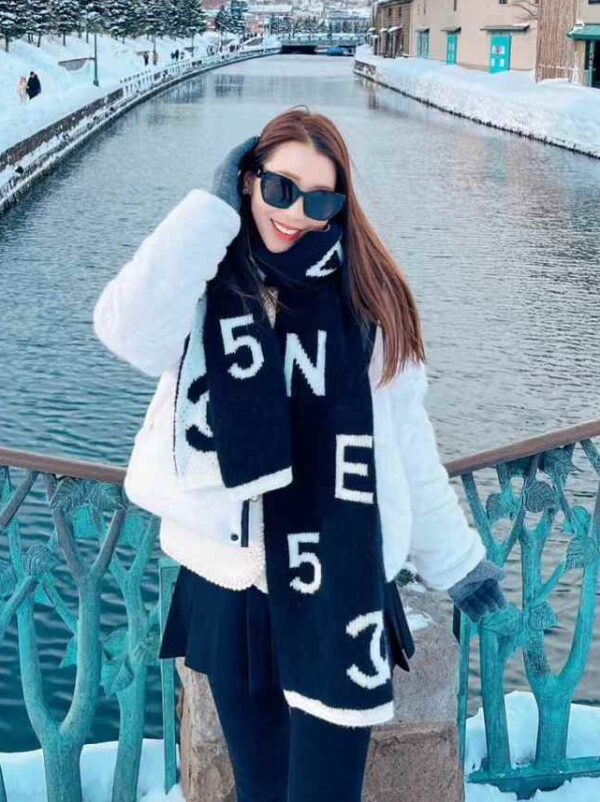 CHANEL Scarf No. 5