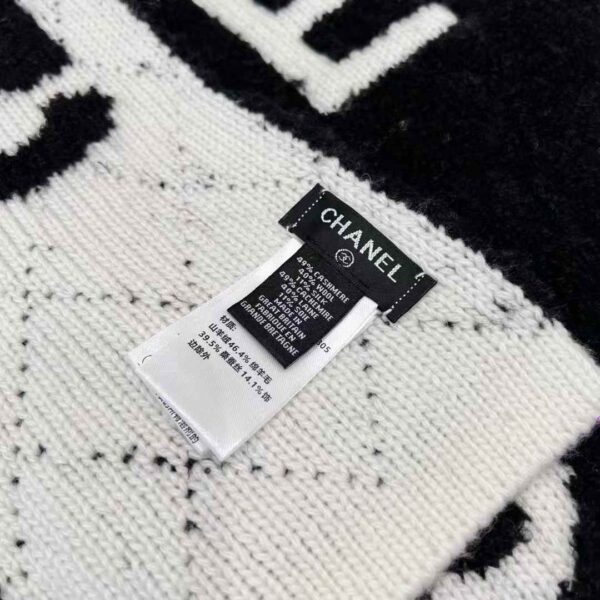 CHANEL Scarf No. 5