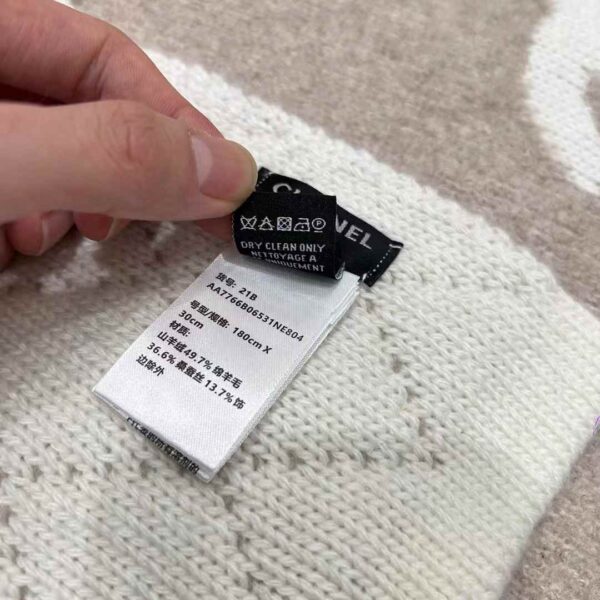 CHANEL Scarf No. 5