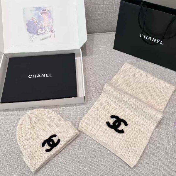 CHANEL Ripple scarf & cold hat