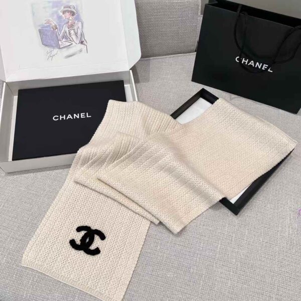 CHANEL Ripple scarf & cold hat
