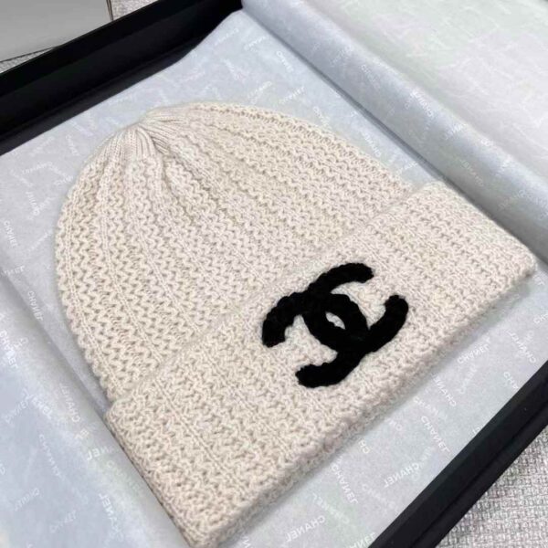 CHANEL Ripple scarf & cold hat