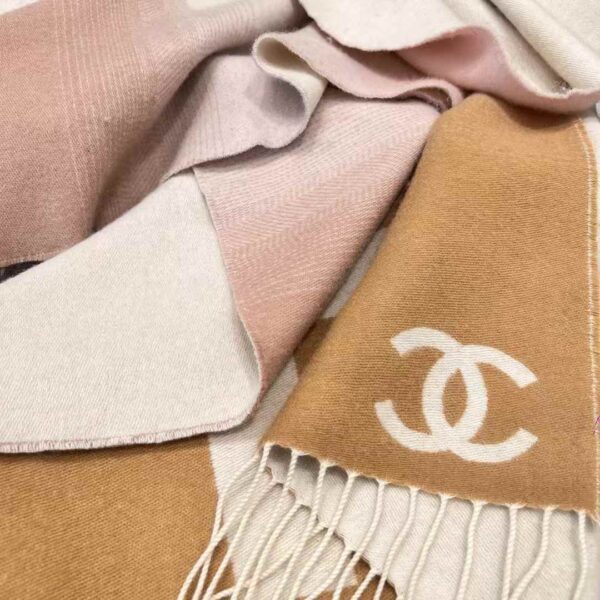 CHANEL Gradient scarf