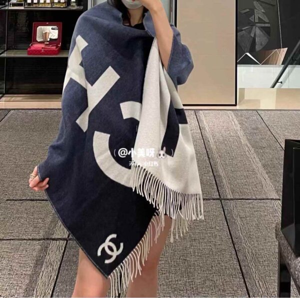 CHANEL Gradient scarf