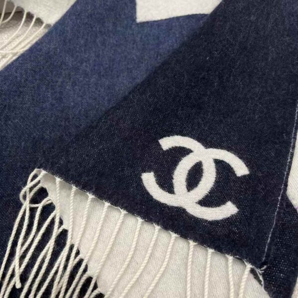 CHANEL Gradient scarf