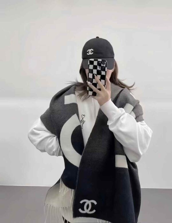 CHANEL Gradient scarf