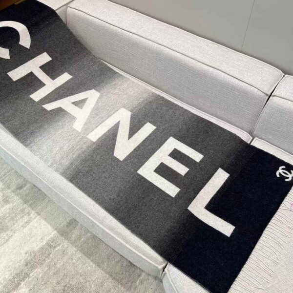 CHANEL Gradient scarf