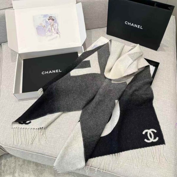 CHANEL Gradient scarf