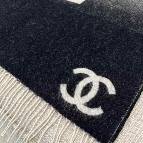 CHANEL Gradient scarf