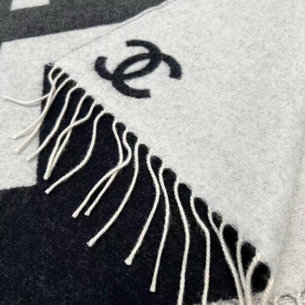 CHANEL Gradient scarf