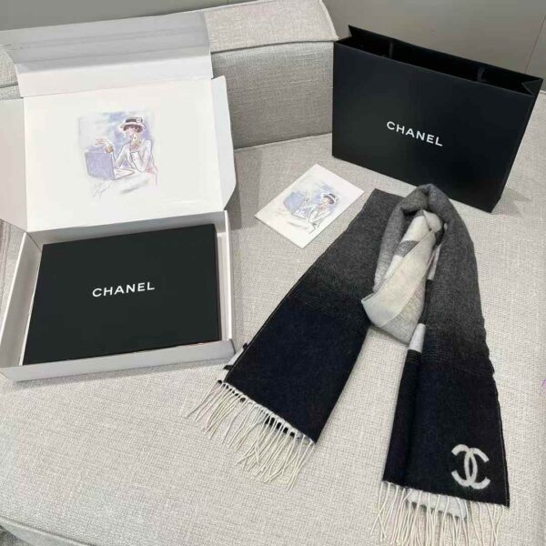 CHANEL Gradient scarf