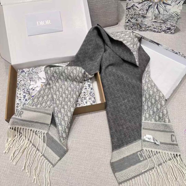 DIOR  Double cashmere scarf