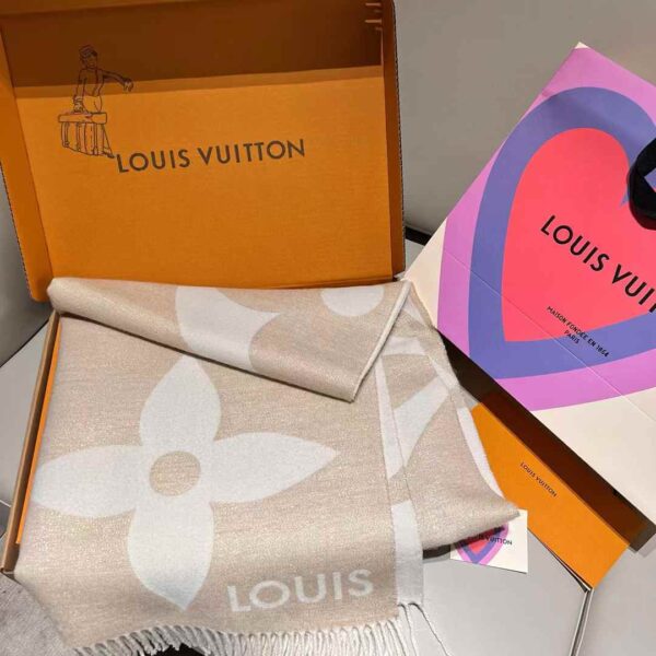 LOUIS VUITTON Shawl
