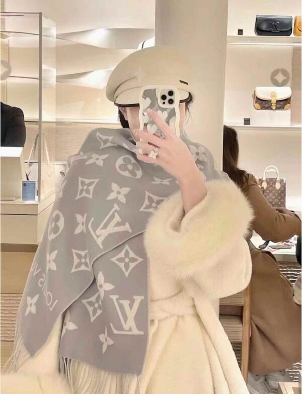 LOUIS VUITTON ESSENTIAL scarf