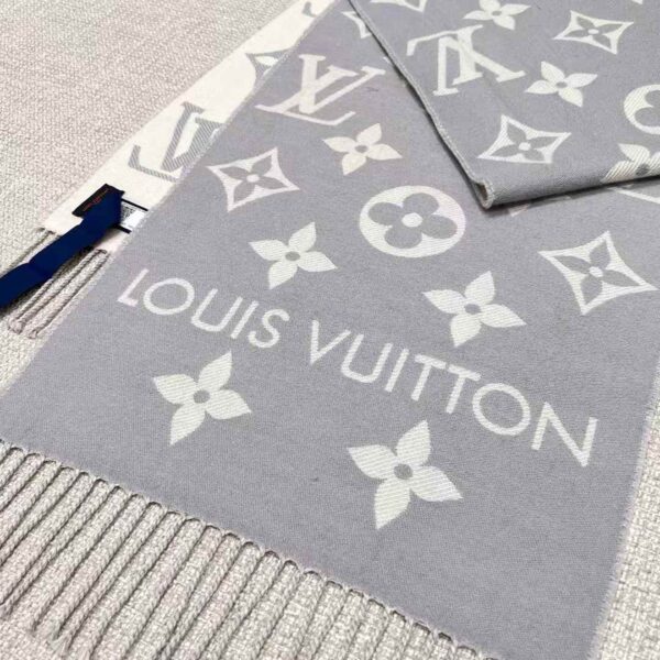 LOUIS VUITTON ESSENTIAL scarf