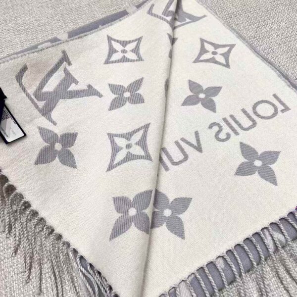 LOUIS VUITTON ESSENTIAL scarf