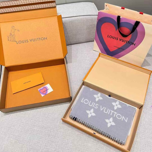 LOUIS VUITTON ESSENTIAL scarf