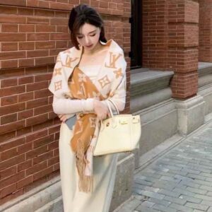 LOUIS VUITTON ESSENTIAL scarf