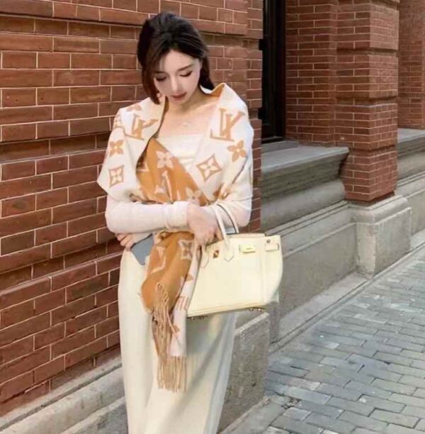 LOUIS VUITTON ESSENTIAL scarf